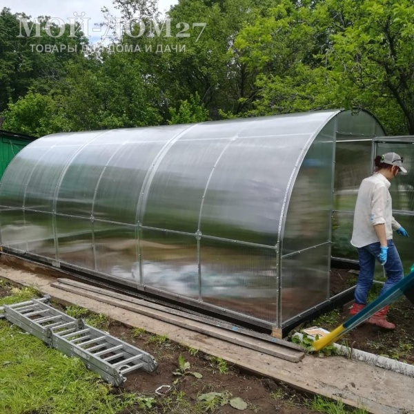 Теплица Сибирская Усиленная 6 метров с поликарбонатом | Мой-Дом27 Теплица Сибирская Усиленная 6 метров с поликарбонатом | Мой-Дом27 | Каркас изготовлен из оцинкованной замкнутой трубы 20*20 мм.<br>
 Ширина - 3 метра. Высота - 2,1 метра. Длина 6 метров. <br>
 Выдерживаемая снеговая нагрузка - 100 кг/м2. Выдерживаемая ветровая нагрузка - до 15 м/с.<br>
 Расстояние между дугами 1 метр. <b>Толщина металла дуг 1,2 мм</b>. Ширина двери 0,96 метра.<br>